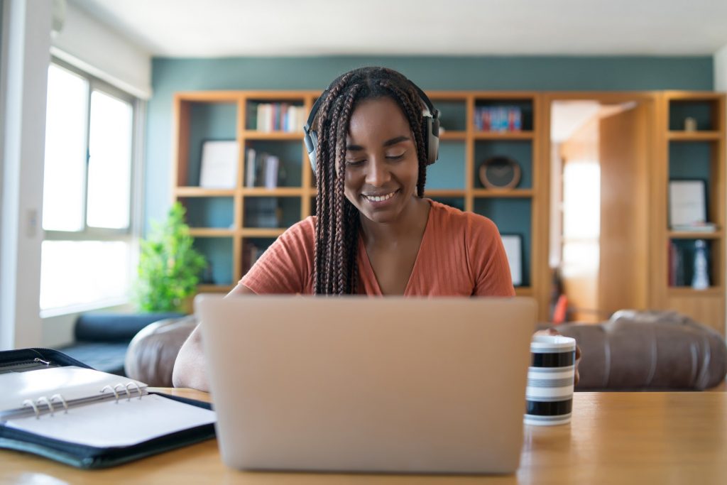 Trabalho híbrido: quais as vantagens e desvantagens